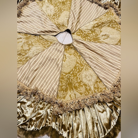 Bella Rose Gold Large Christmas Tree Skirt Neiman Marcus - Picture 5 of 10